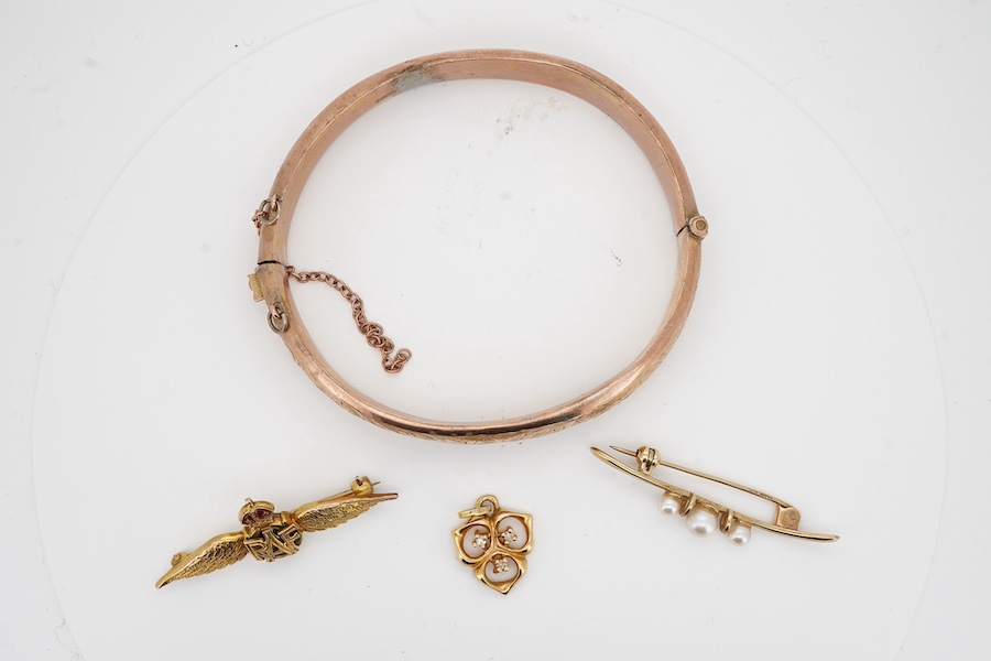 A George V 9ct gold bangle, a 375 and cultured pearl bar brooch,37mm, a modern 9ct gold and three stone diamond set small pendant and a 9ct sweetheart RAF brooch, gross weight 15.5 grams. Condition - poor to fair